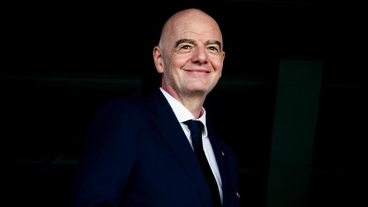 El presidente de la FIFA, Gianni Infantino, presenciando un partido de fútbol