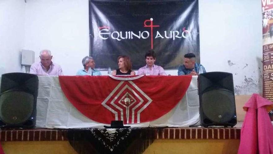 Participantes en el coloquio taurino en Villaescusa, moderado por Ana Alvarado.