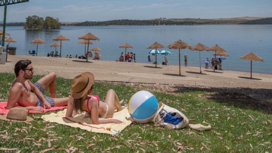 Orellana cada año consigue la Bandera Azul por la calidad de sus aguas.