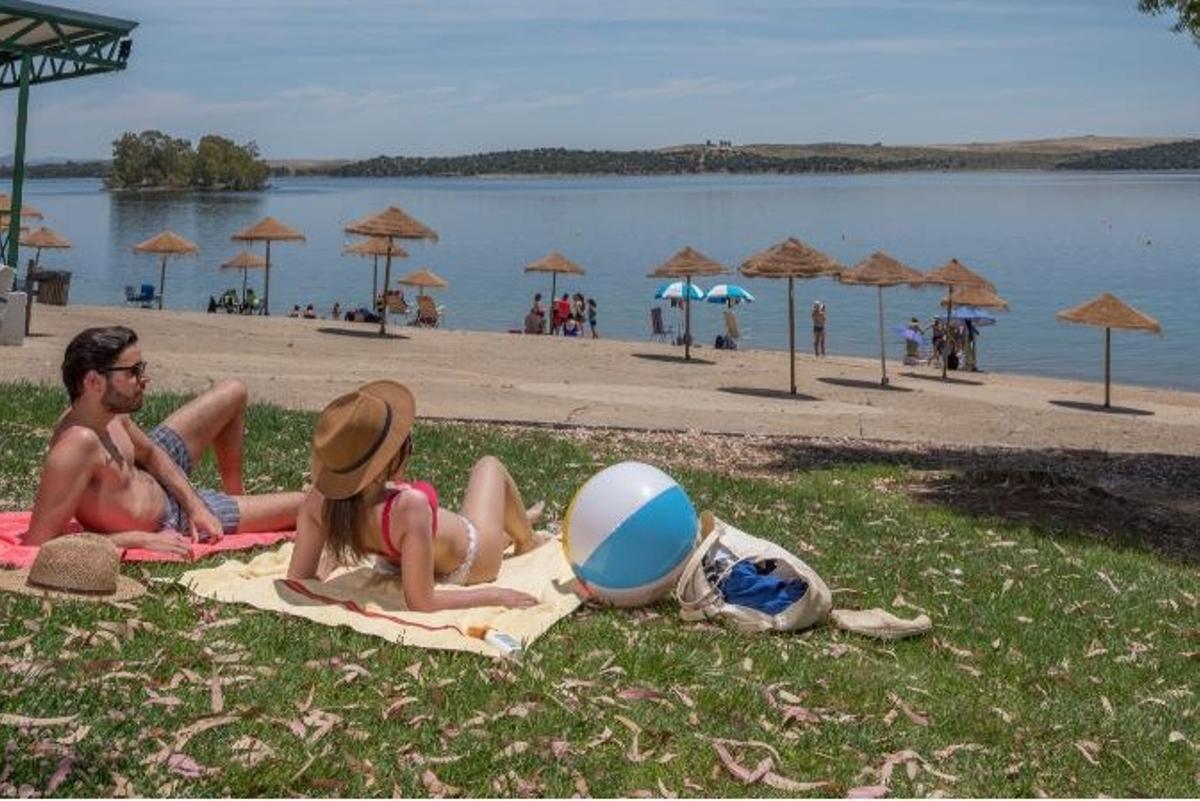 Orellana cada año consigue la Bandera Azul por la calidad de sus aguas.