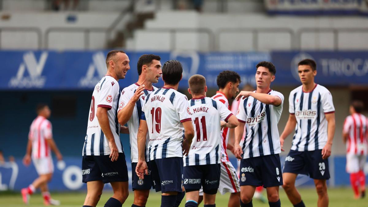 El Avilés celebra un gol de su pretemporada