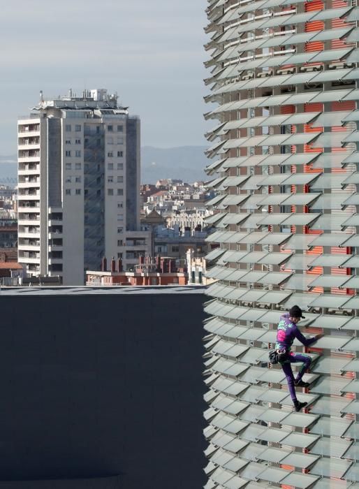 L'Spiderman francès escala la Torre Glòries