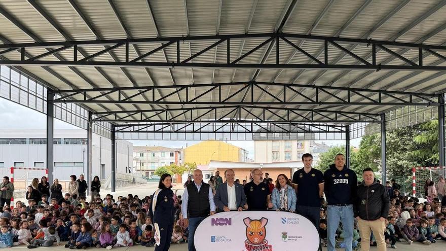 El colegio Xesús Golmar de Lalín estrena canastas y campus con las estrellas del Ourense Baloncesto