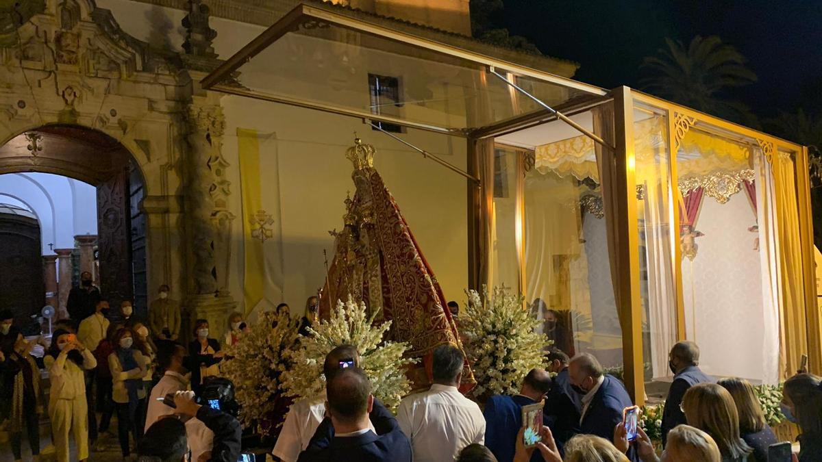 Subida de la Virgen de la Sierra de Cabra el pasado año, saliendo de la parroquia de la Asunción y Ángeles en la madrugada del 27 de septiembre.