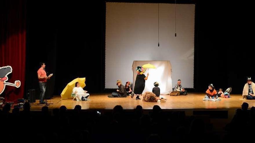 Un momento del estreno de &quot;A maxia das verbas&quot; en el Auditorio de Cangas. // Gonzalo Núñez