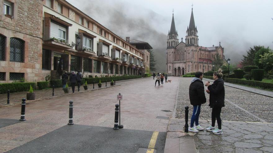 Así está siendo la primera jornada con la carretera de los lagos de Covadonga cerrada a los vehículos privados