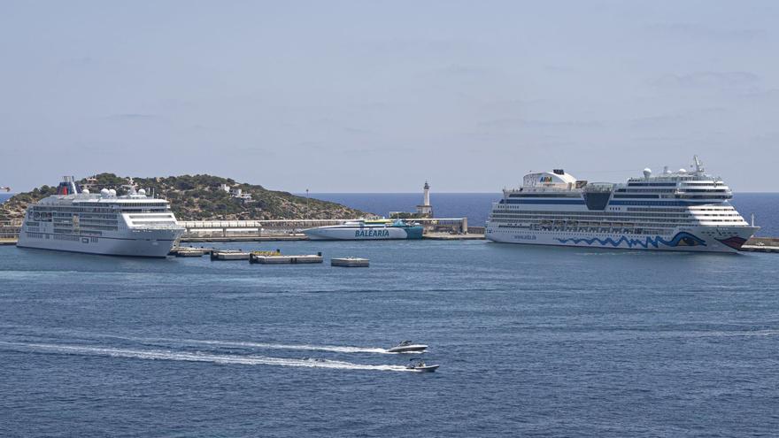 Empresarios y oposición piden consenso para regular la llegada de cruceros al puerto de Ibiza