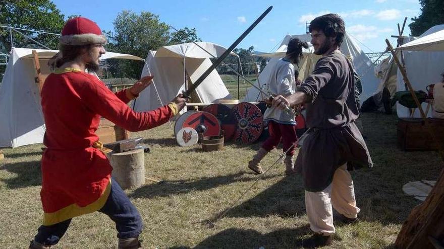 Dos participantes en la fiesta en pleno &quot;duelo&quot; horas antes del desembarco. // Noe Parga