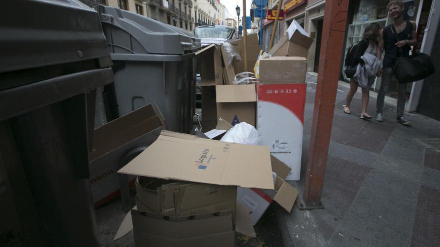 Residuos en la calle Altamira de Alicante