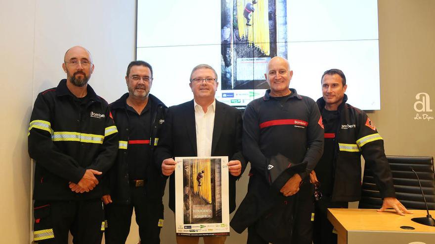 Grupo de bomberos con el cartel del concurso