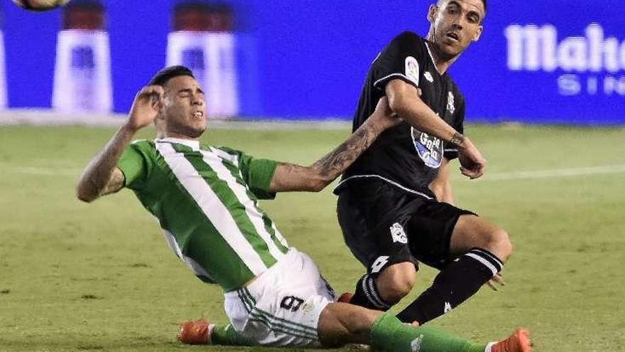 Sanabria y Navarro, ayer, en el Villamarín. // Efe