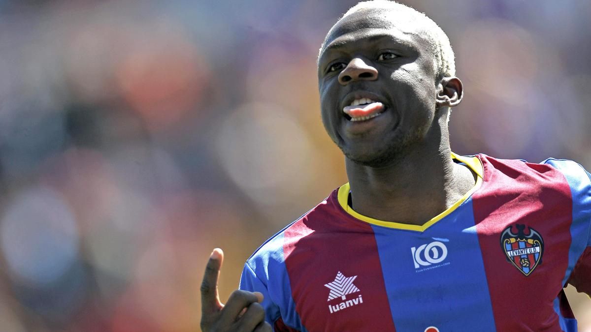 Arouna Koné, celebrando un gol con el Levante