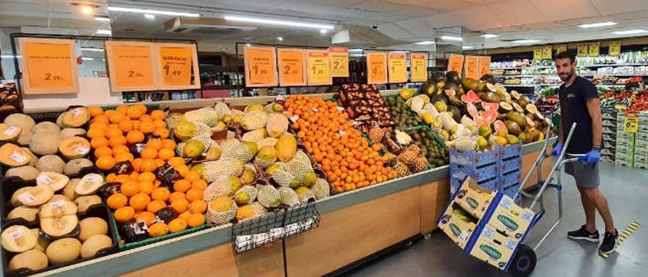 Pedro Viera, jugador del Panadería Pulido San Mateo, reparte cajas de plátanos con su carretilla en un supermercado en Gran Canaria.