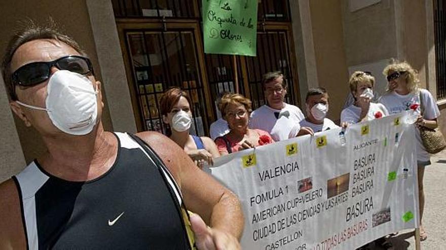 Varios miembros de la Asociación de Vecinos Zona Norte durante la protesta que llevaron a cabo antes del pleno de ayer.