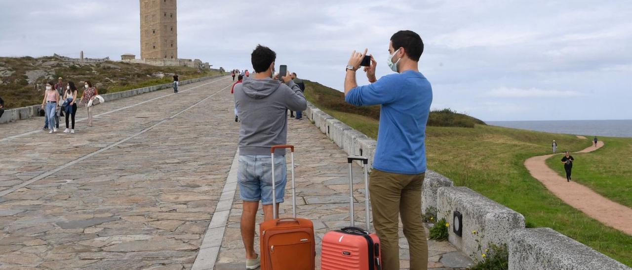 Turistas en la Torre de Hércules. |   // CARLOS PARDELLAS