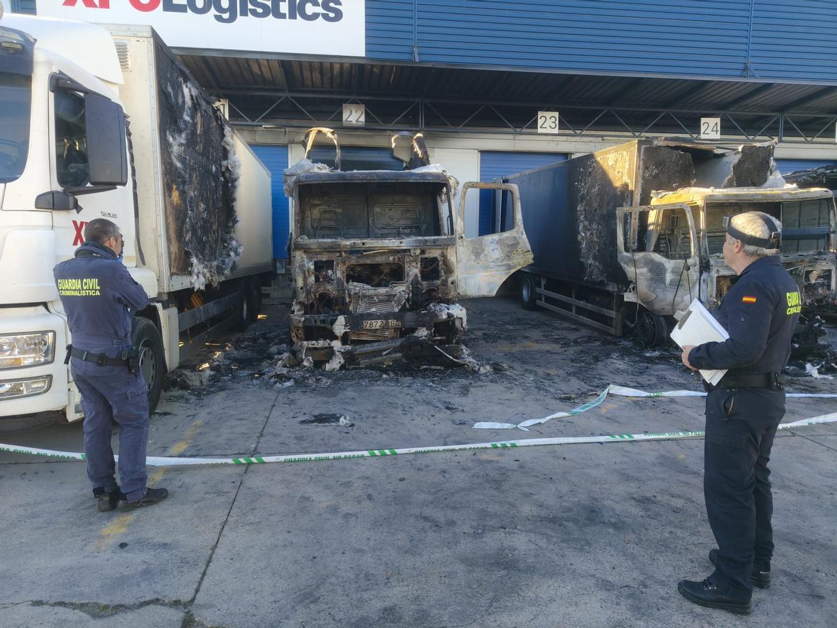 Agentes de la UOPJ, esta mañana, en el escenario del incendio en el CTLB.