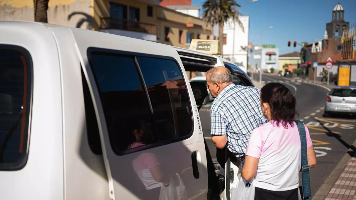 "Nos cambió la vida": el taxi que une a los vecinos de las medianías de Los Realejos, en el norte de Tenerife