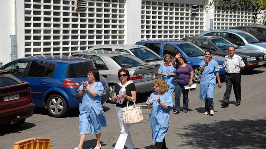 Las integrantes del comité salen de la factoría tras presentar alegaciones a la suspensión. / juan varela