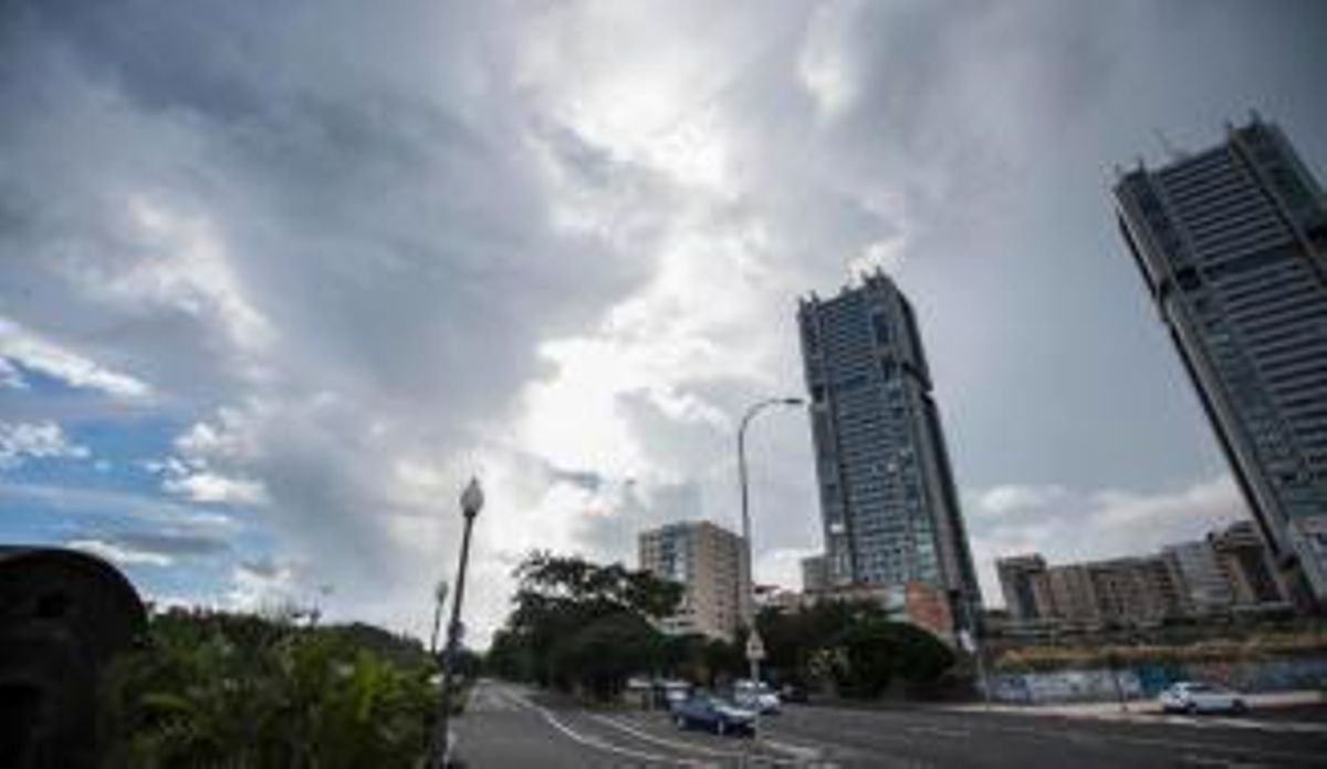 Las Torres de Santa Cruz de Tenerife bajo un cielo nuboso.