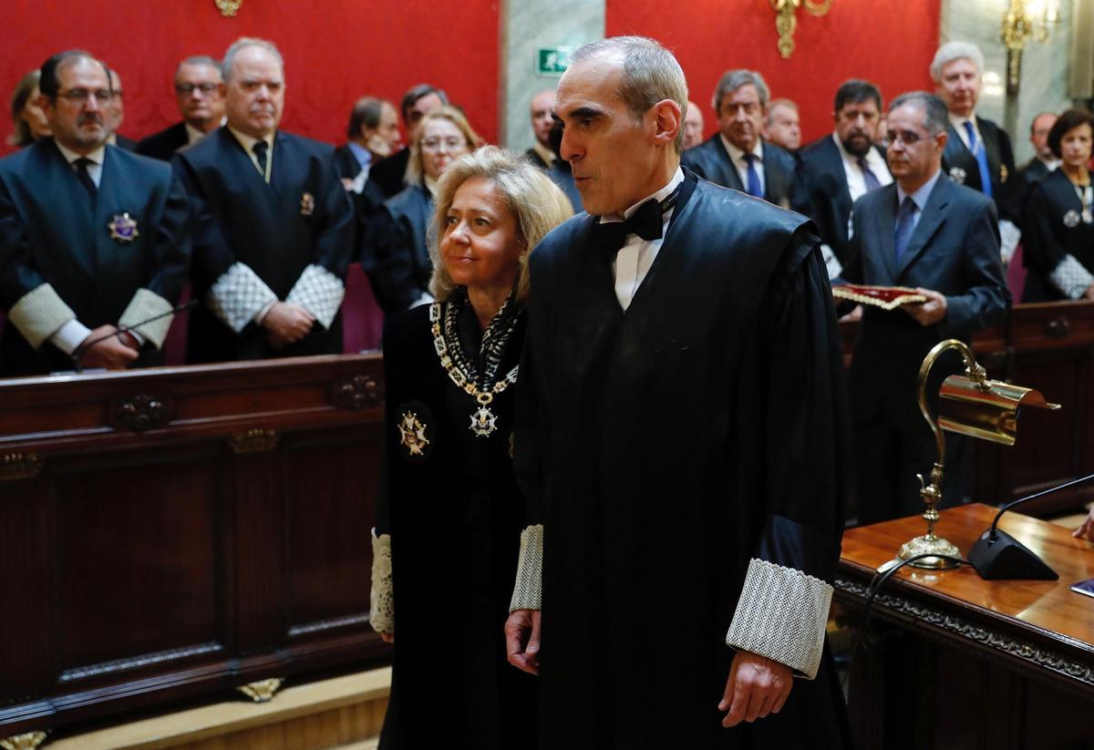 La ex fiscal general Consuelo Madrigal durante la primera toma de posesión de Alejandro Luzón como fiscal jefe de Anticorrupción