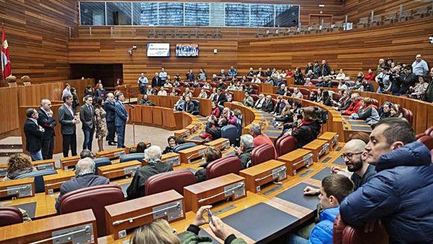 El vicepresidente primero Francisco Vázquez da la bienvenida a los visitantes a la sede de las Cortes regionales.