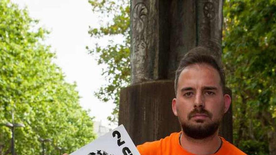 Iván Vega Vega con el cartel y la camiseta del evento.