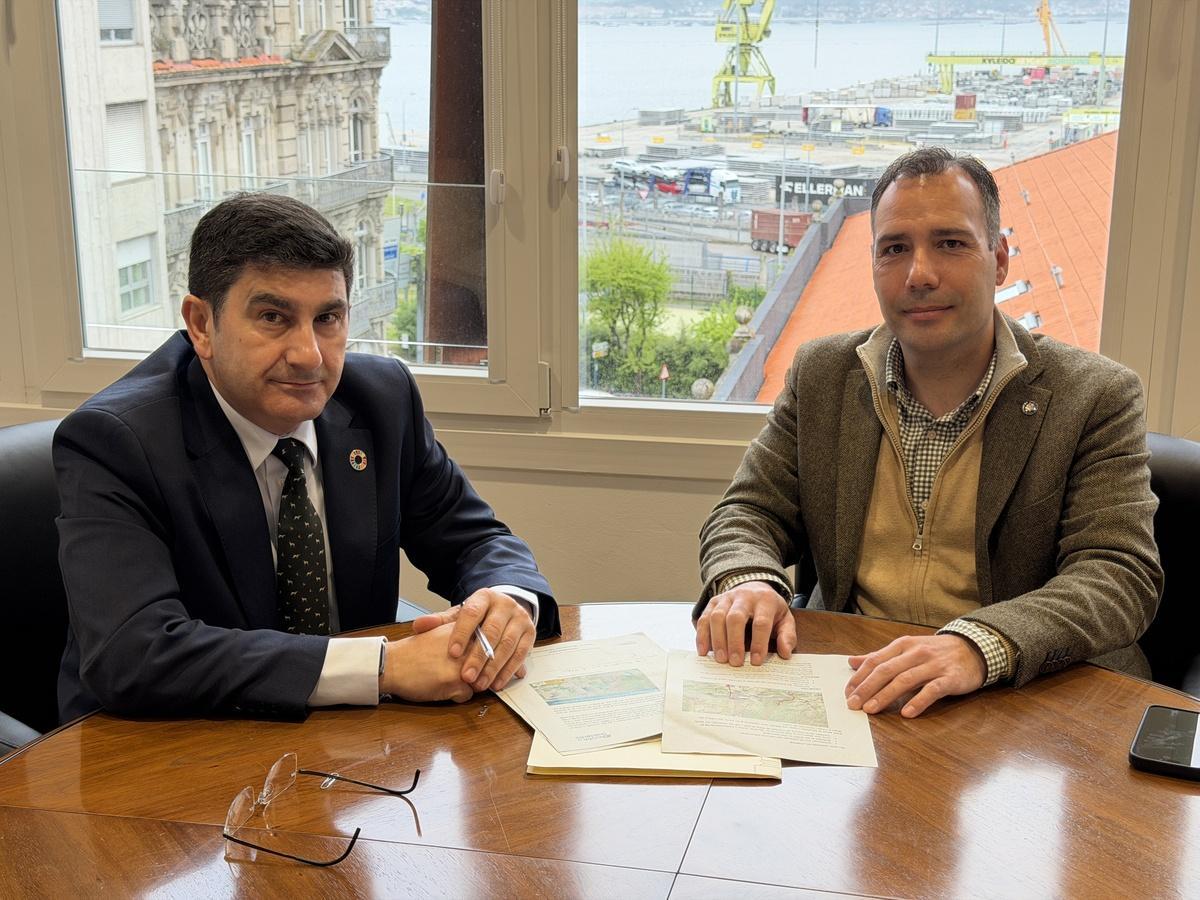 Pedro Blanco, izquierda, reunido con el regidor de Caldas de Reis, Jacobo Pérez, para abordar la variante