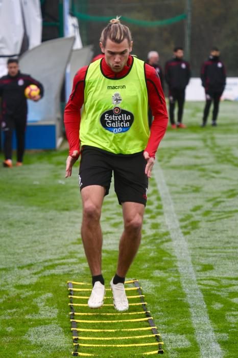 Natxo González dirigió un entrenamiento dividido en dos grupos para reforzar defensa y ataque. Los jugadores regresan mañana a Abegondo.