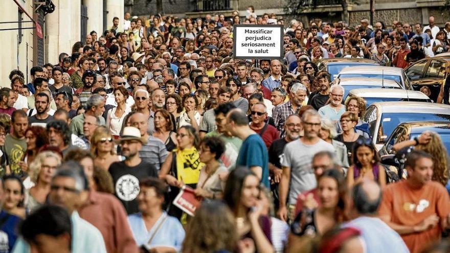 Fueron muchos, pero nunca suficientes, los manifestantes que se concentraron ayer por la tarde en Palma, en defensa de un turismo respetuoso con la &quot;unidad de escala&quot; de Mallorca y que no se ajuste a la locura del modelo Govern/Aena.