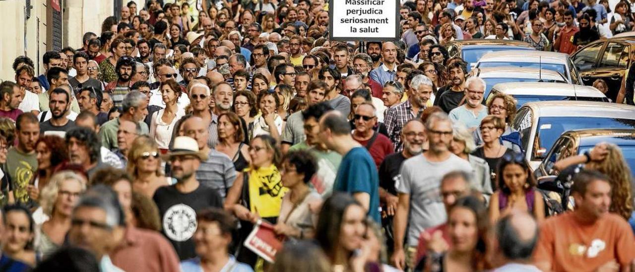 Fueron muchos, pero nunca suficientes, los manifestantes que se concentraron ayer por la tarde en Palma, en defensa de un turismo respetuoso con la &quot;unidad de escala&quot; de Mallorca y que no se ajuste a la locura del modelo Govern/Aena.