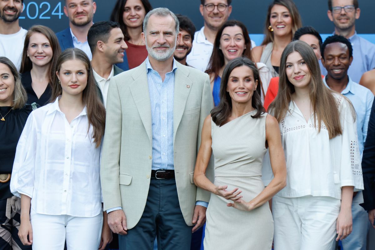 Los reyes y sus hijas en el acto oficial con los anteriores ganadores del Premio Princesa de Girona