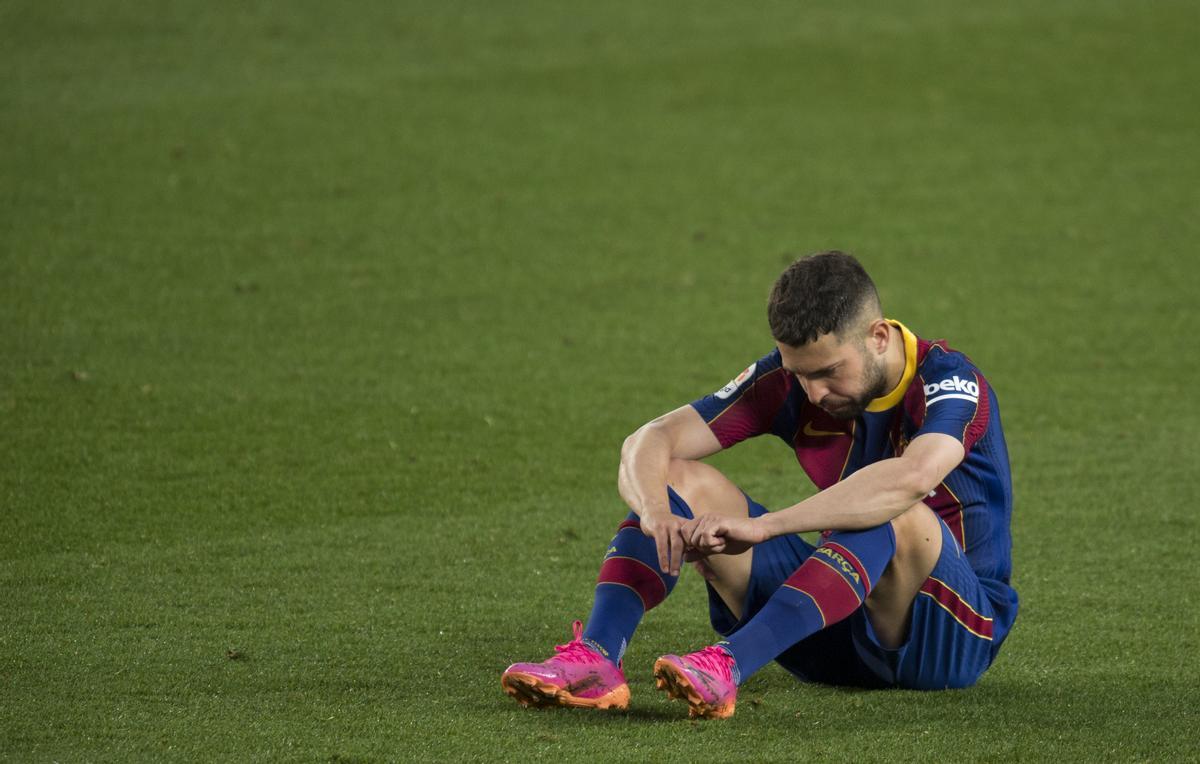 Alba, abatido en el Camp Nou tras la derrota ante el Granada.