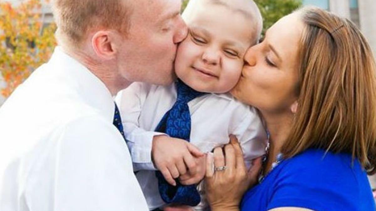 Ethan Van Leuven, con sus padres.