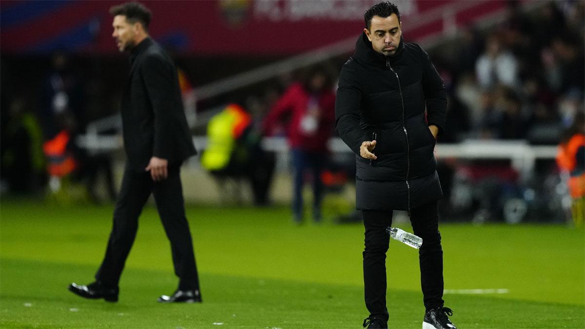 Simeone y Xavi, durante el último duelo en Montjuïc