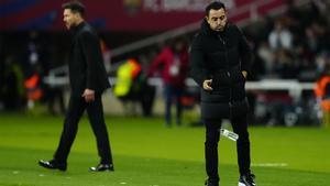 Simeone y Xavi, durante el último duelo en Montjuïc