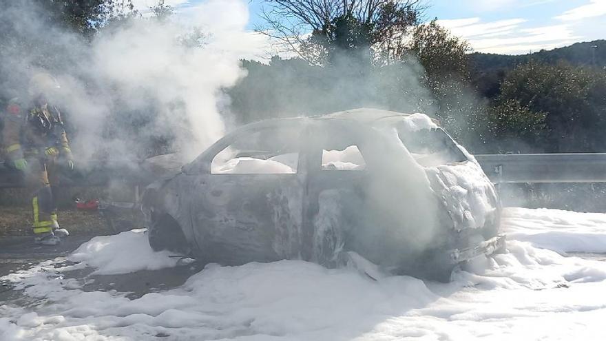 Els Bombers treballant en l'incendi del cotxe a Saus.