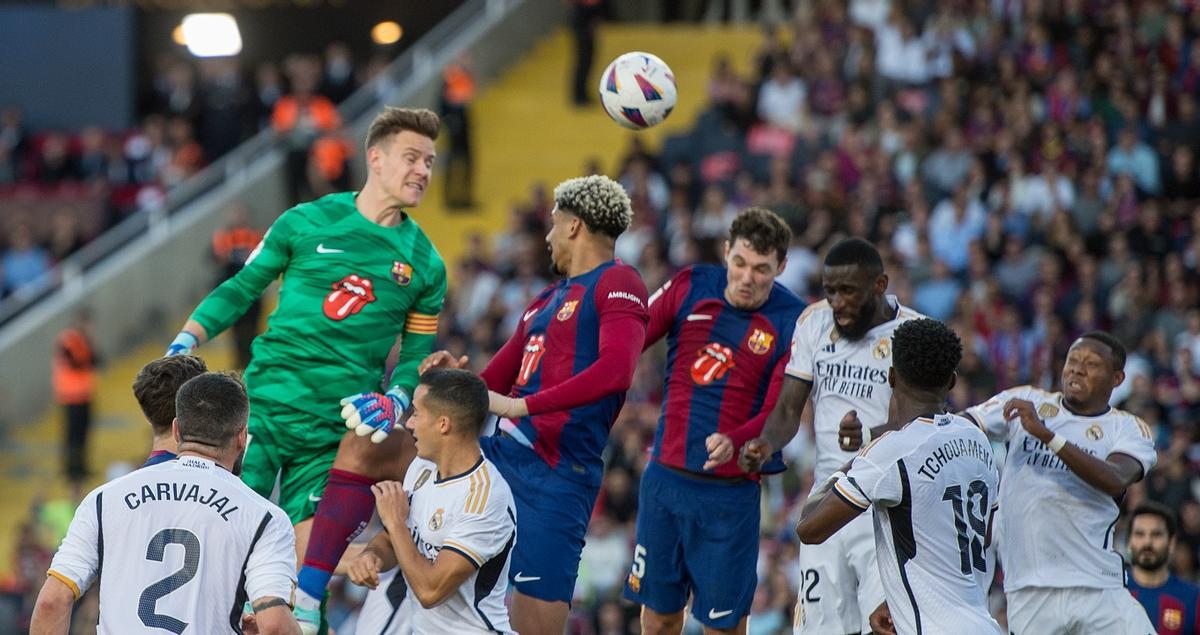 Ter Stegen intenta rematar un saque de esquina en el clásico de Montjuïc contra el Madrid.