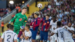 Ter Stegen intenta rematar un saque de esquina en el clásico de Montjuïc contra el Madrid.