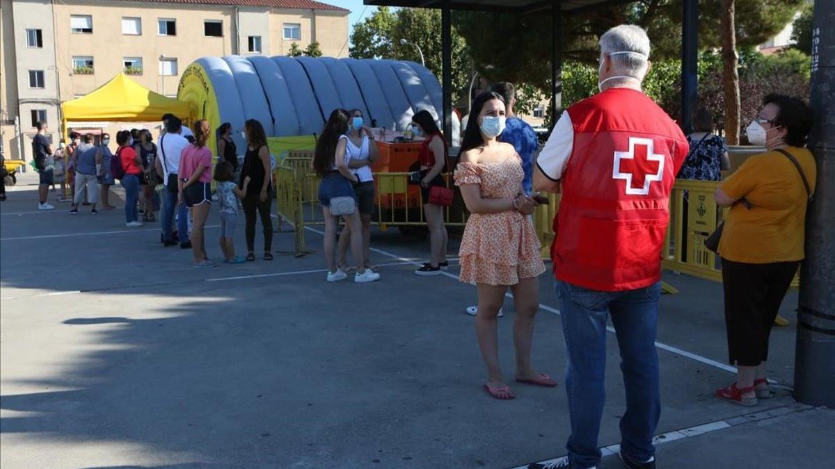 Colas ante las carpas habilitadas para la realización de pruebas PCR en Sabadell, el 6 de agosto