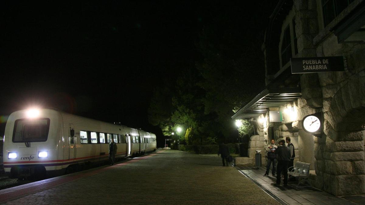 Estación de tren de Puebla de Sanabria por la noche.