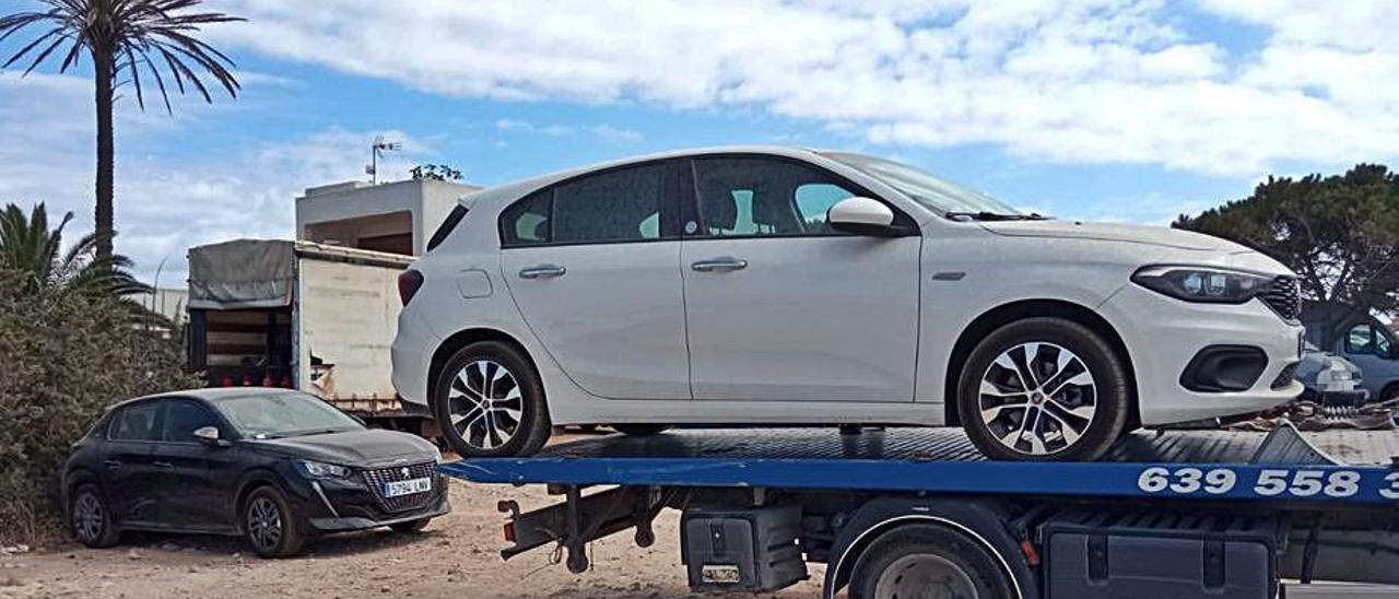 Un vehículo es retirado del ‘parking’ de la Savina. | CIF