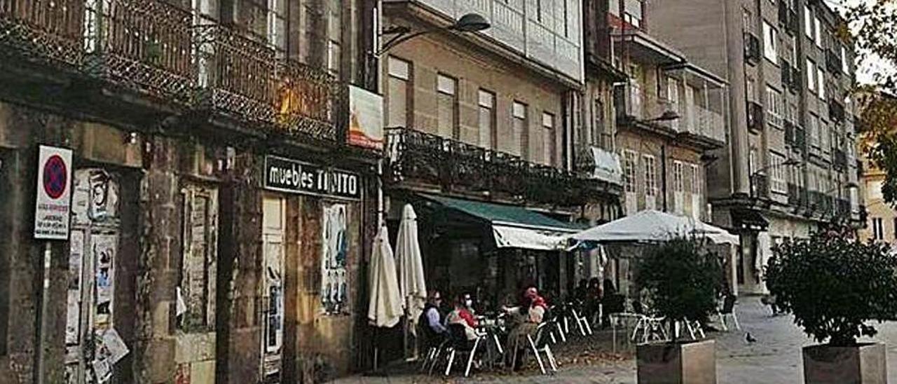 Edificio en ruinas en la Plaza Mayor de Ponteareas.   | // D.P.