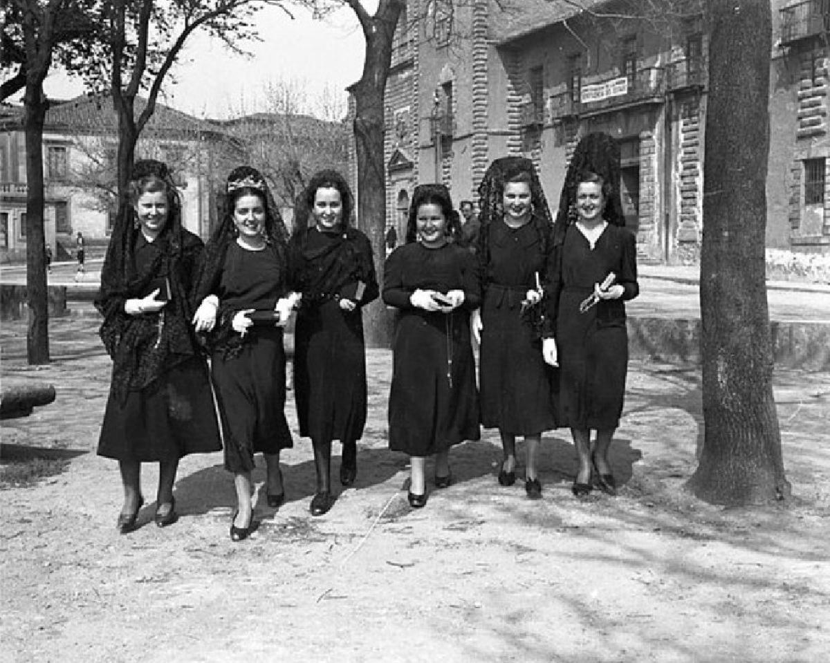 Un grupo de mujeres en la Semana Santa de 1942.