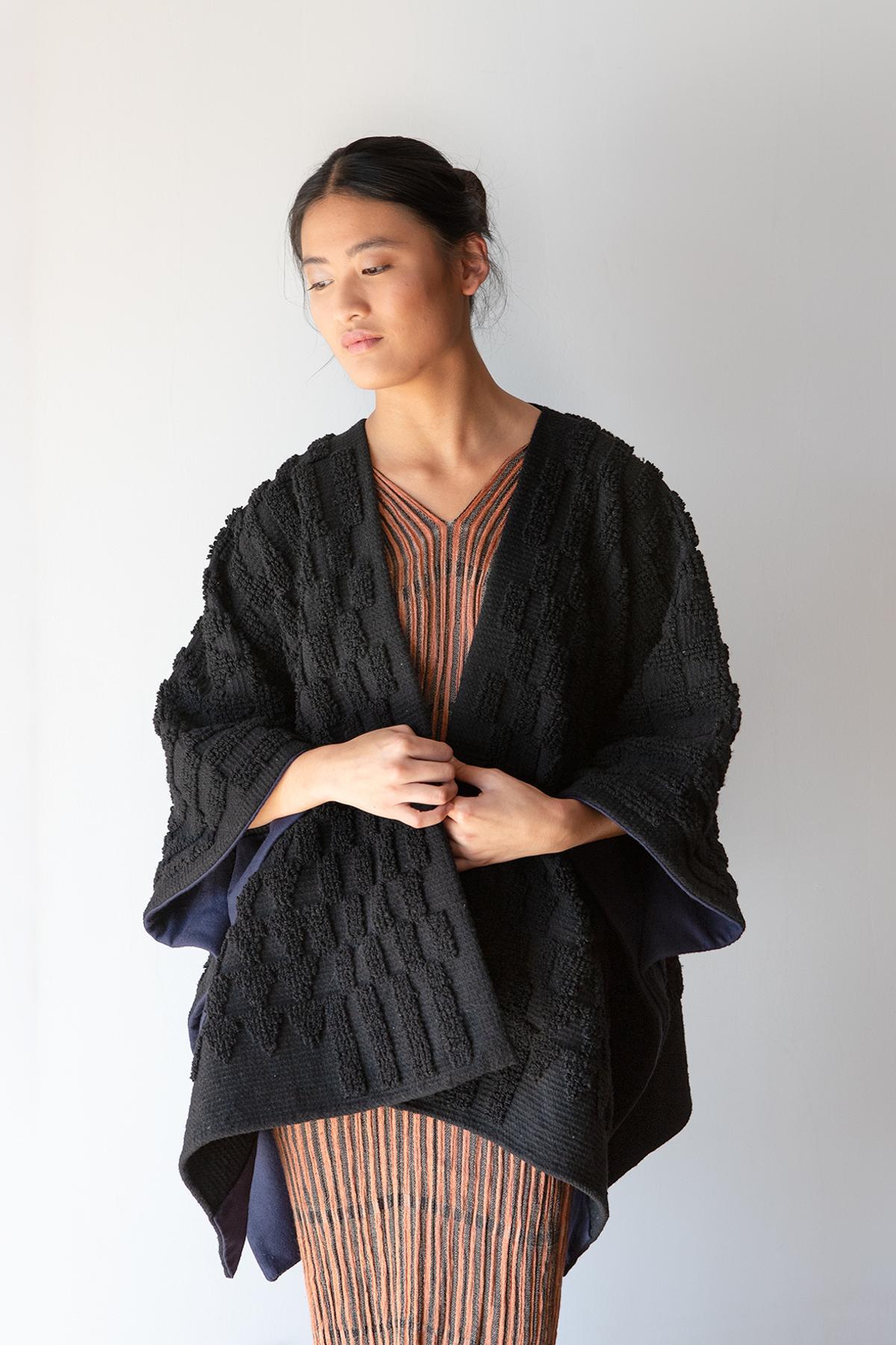 Unha modelo co mantón «Preto», confeccionado por Sandra Bastón e que aspira ao Premio Artesanía de Galicia.