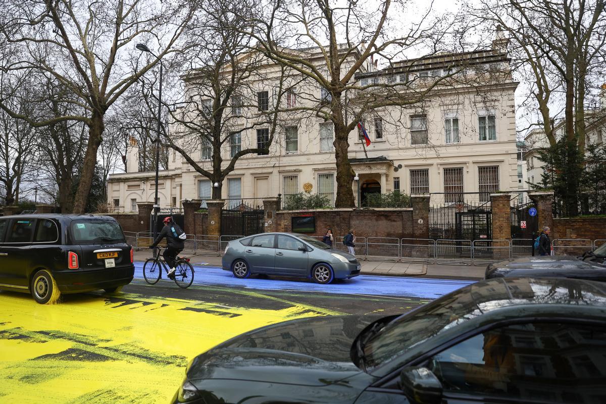 Activistas pintan la bandera de Ucrania frente a la embajada rusa en Londres