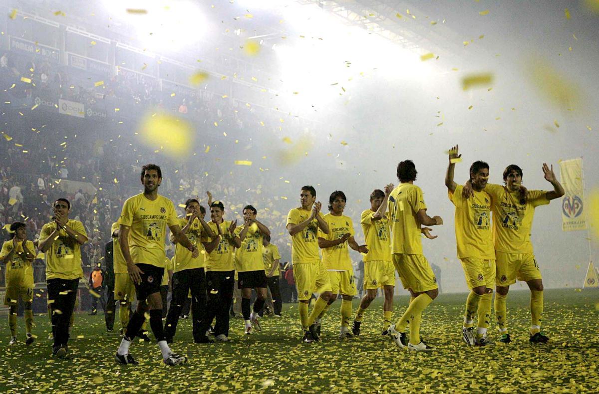 Los jugadores del Villarreal celebran el subcampeonato en 2008.