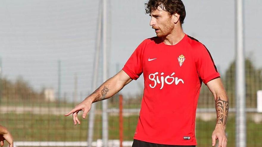 Fernando Amorebieta, en el entrenamiento de ayer en Mareo.