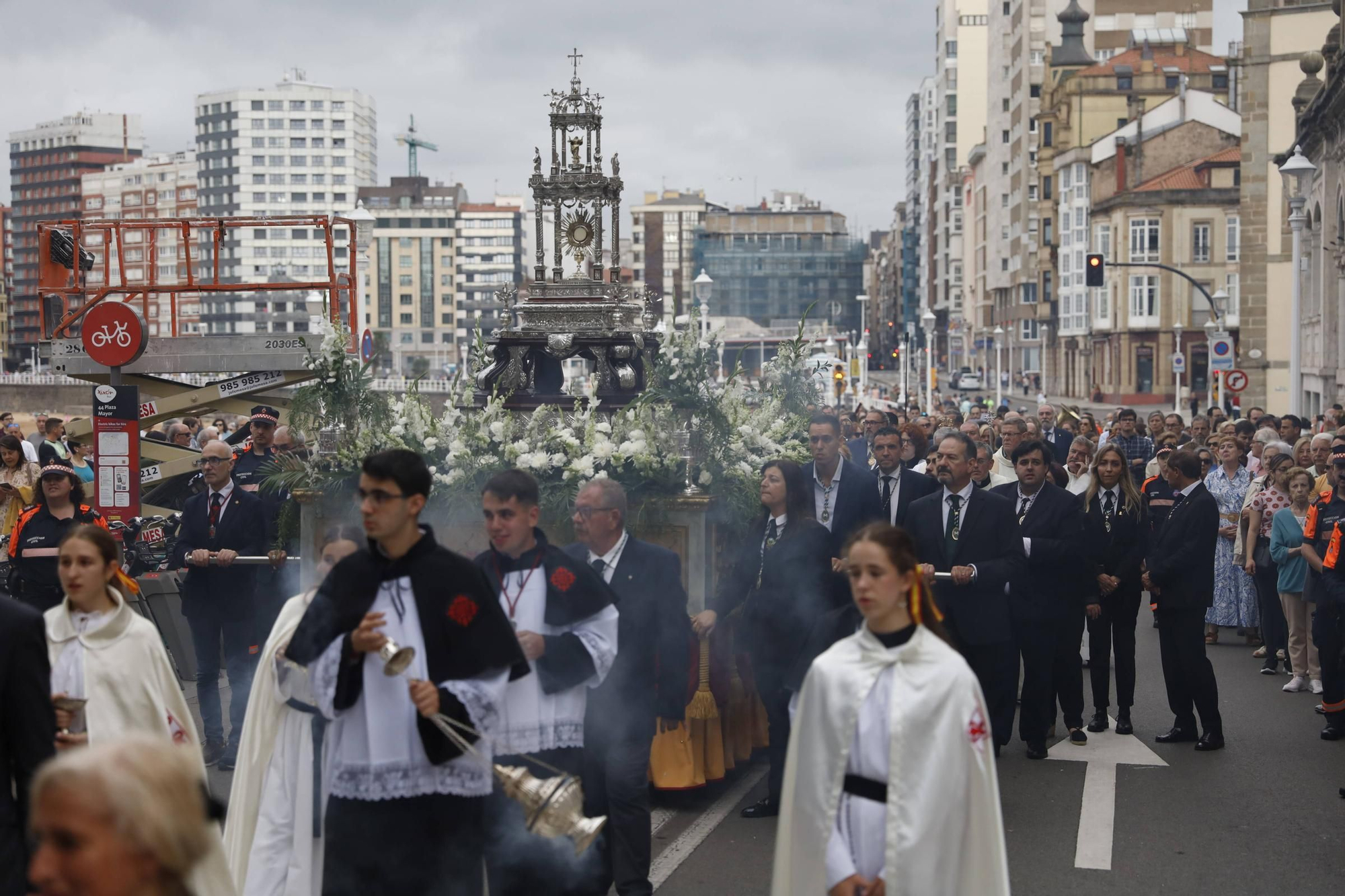 Pétalos, incienso, niños... así fue la procesión del Corpus Christi en Gijón (en imágenes)