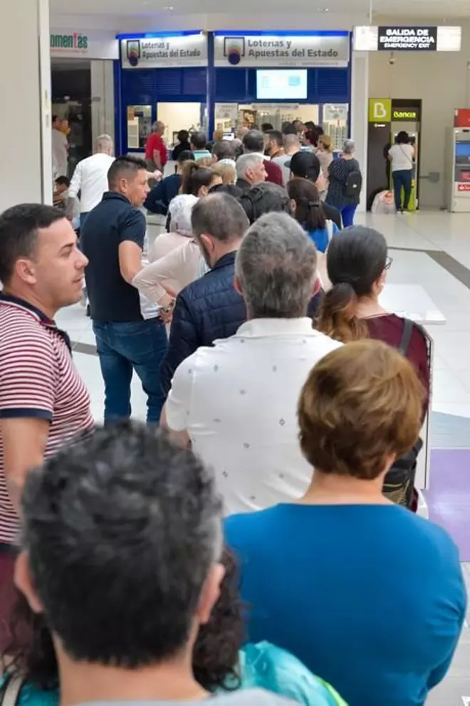 Colas para comprar lotería  'Los rascaos' en la administración La Brujita (CC Alcampo)