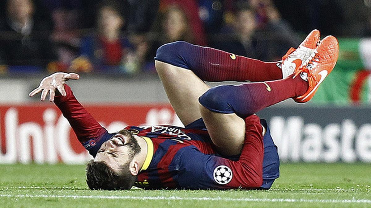 Piqué se retuerce de dolor sobre el césped del Camp Nou